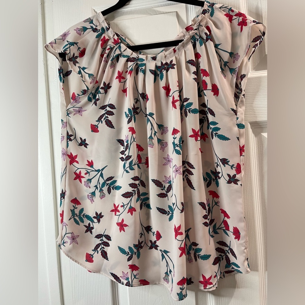 Lauren Conrad flutter sleeve floral blouse size medium - like new